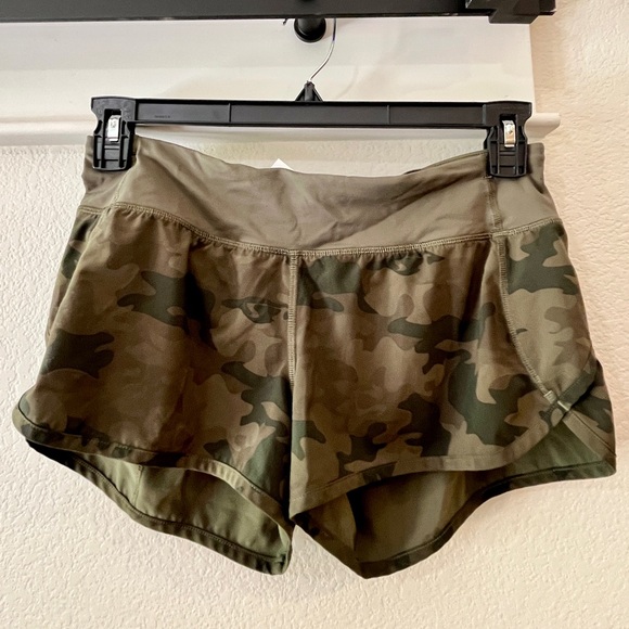 Lululemon army green camouflage shorts- size 6 - Picture 1 of 3